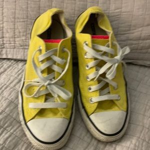 Converse yellow size 8